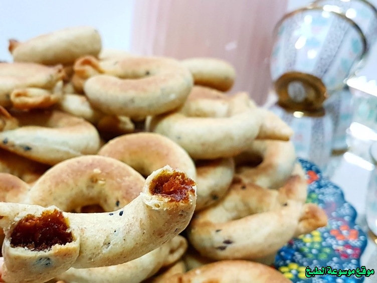 http://photos.encyclopediacooking.com/image/recipes_pictures-palestinian-kaak-asawer-recipe3.jpg