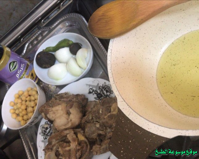 http://photos.encyclopediacooking.com/image/recipes_pictureslamb-tashreeb-traditional-food-in-iraq2.jpg
